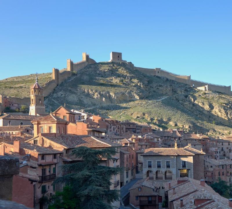 Muralla de Albarracín por la mañana